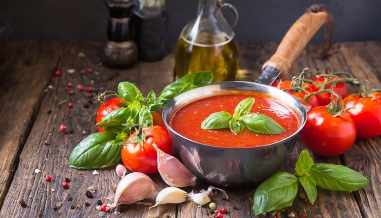 tomato souce with garlic and basil